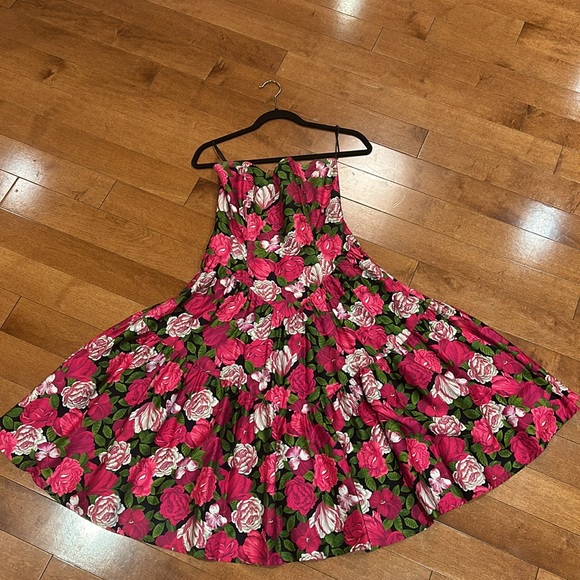 Stunning Strapless Dress with tight fitting bodice and flattering full skirt. - Picture 5 of 5